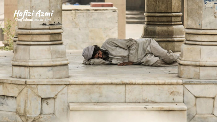 Hukum tidur di masjid