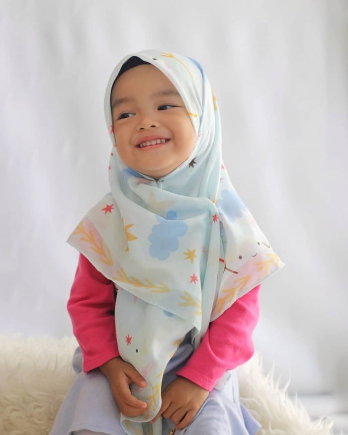 Hijab anak segi empat