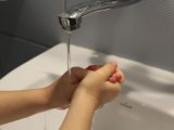 Wudhu di dalam kamar mandi atau wc Wudhu di dalam kamar mandi atau wc